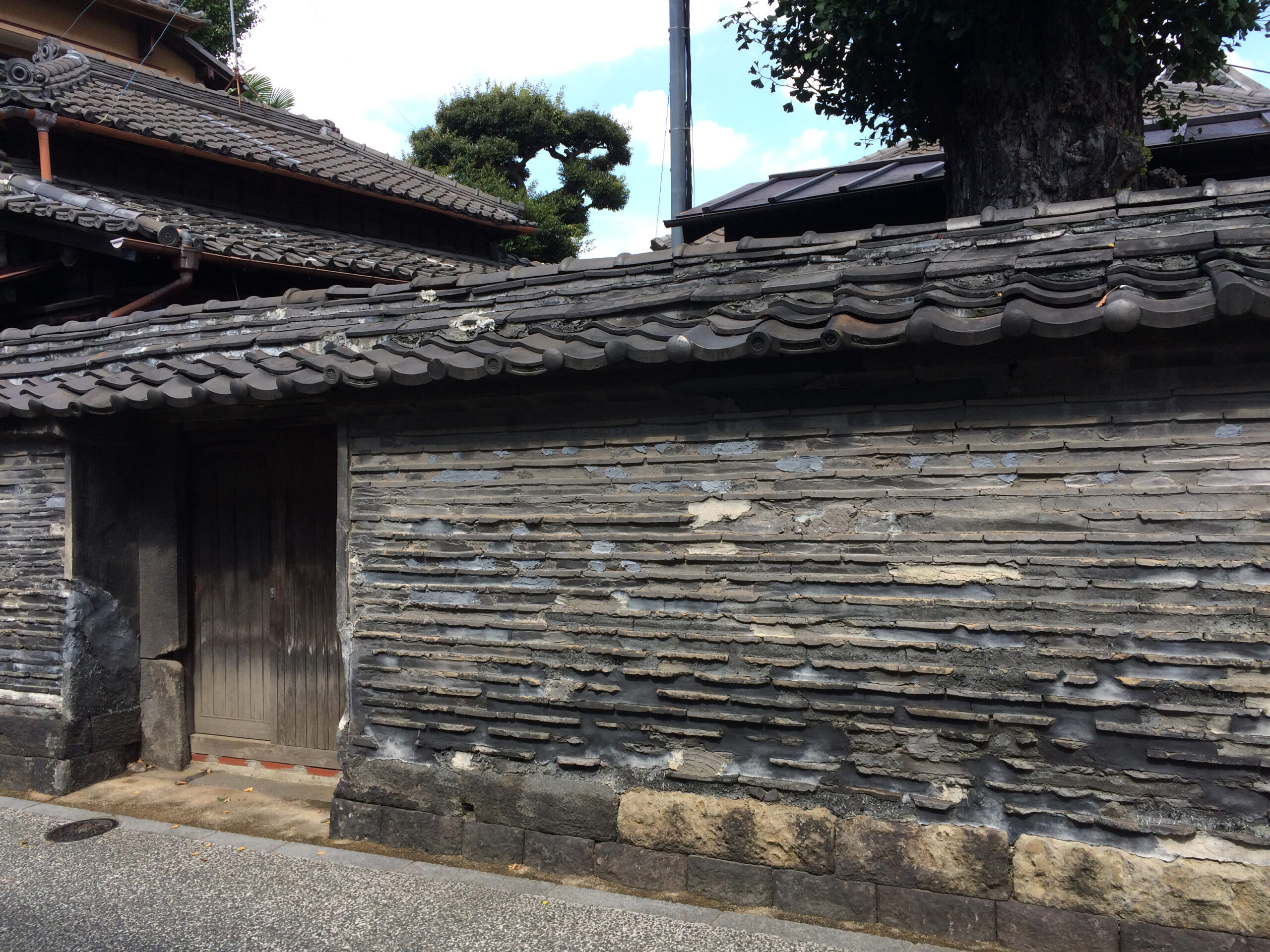 江戸の情緒感じる観音寺の築地塀