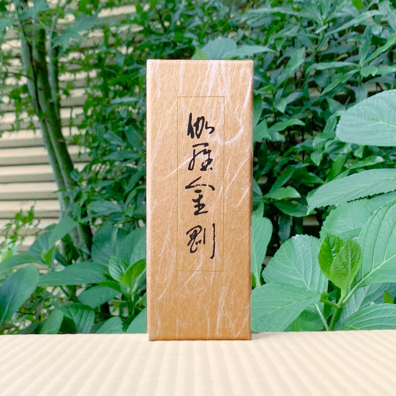 日本香堂「伽羅金剛」金剛の名にふさわしい透き通ったさわやかな伽羅の香り。