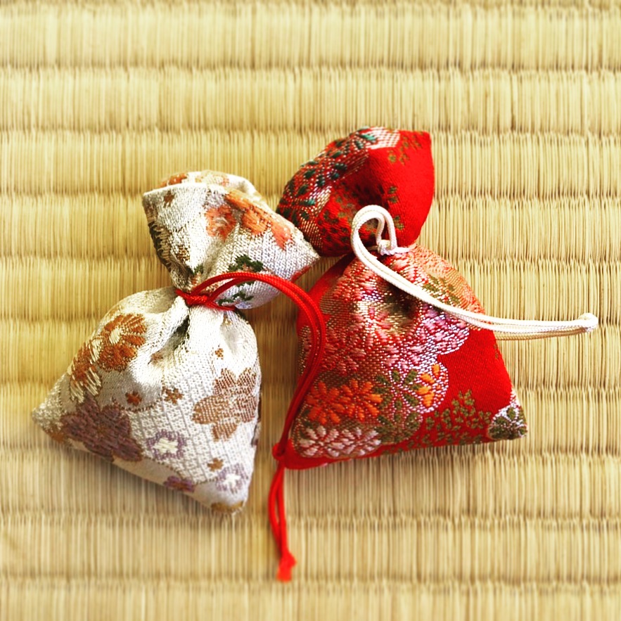 【香源 上野桜木店】 先日ご来店されたお客様の匂い袋。お正月に向け新しい匂い袋交換のご依頼を受け、交換しました。