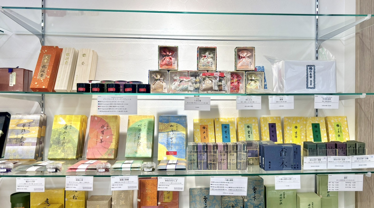 香源　京都烏丸五条店　伽羅　沈香　白檀　店内01