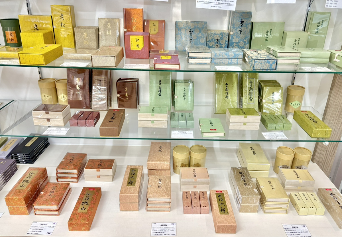 香源　京都烏丸五条店　伽羅　沈香　白檀　店内02