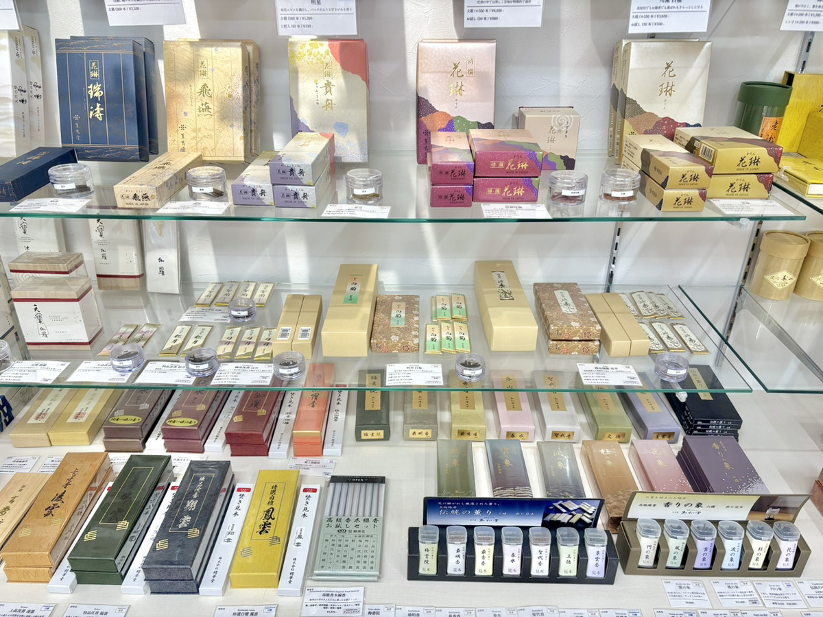 香源　京都烏丸五条店　伽羅　沈香　白檀　店内03