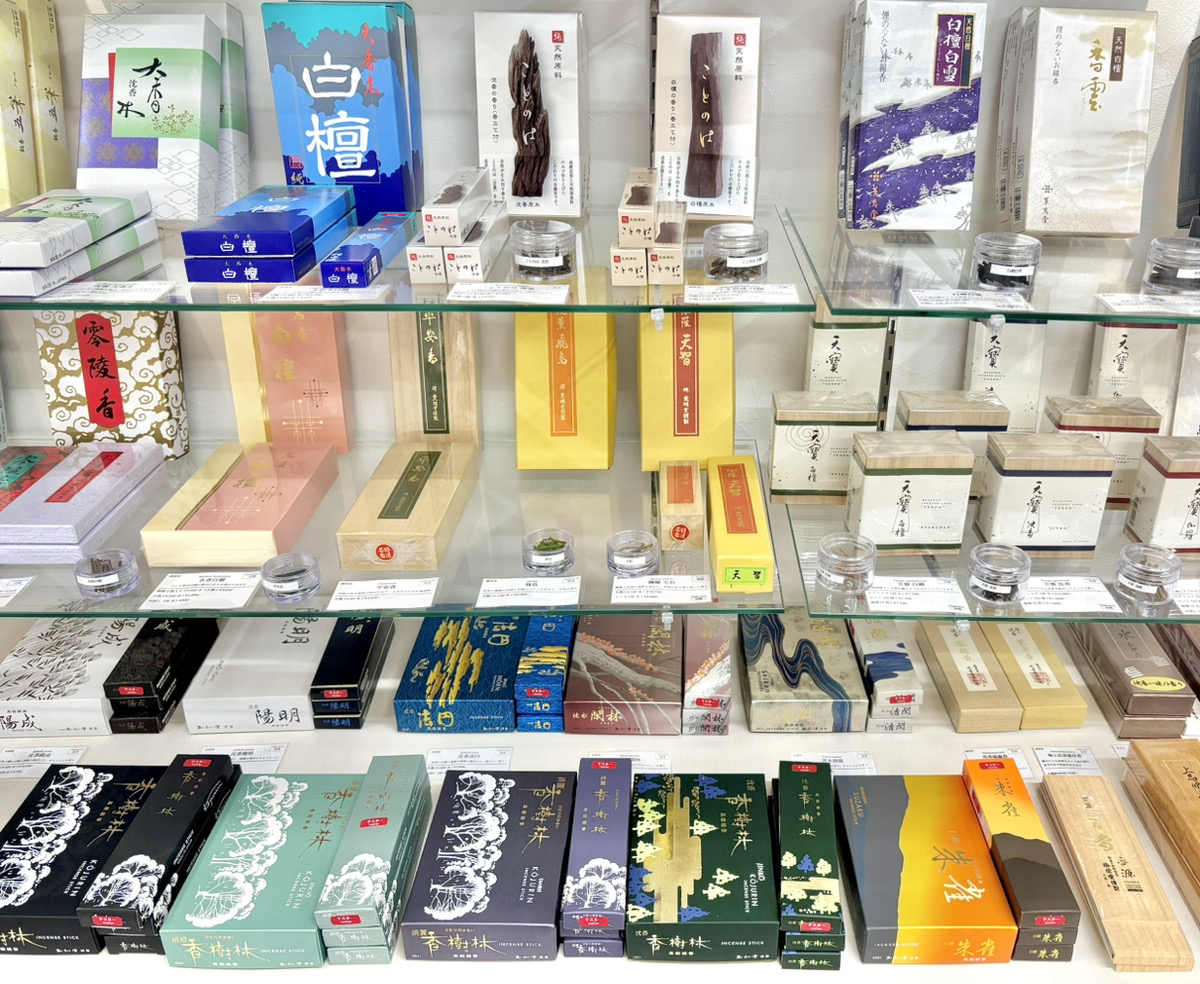 香源　京都烏丸五条店　伽羅　沈香　白檀　店内03