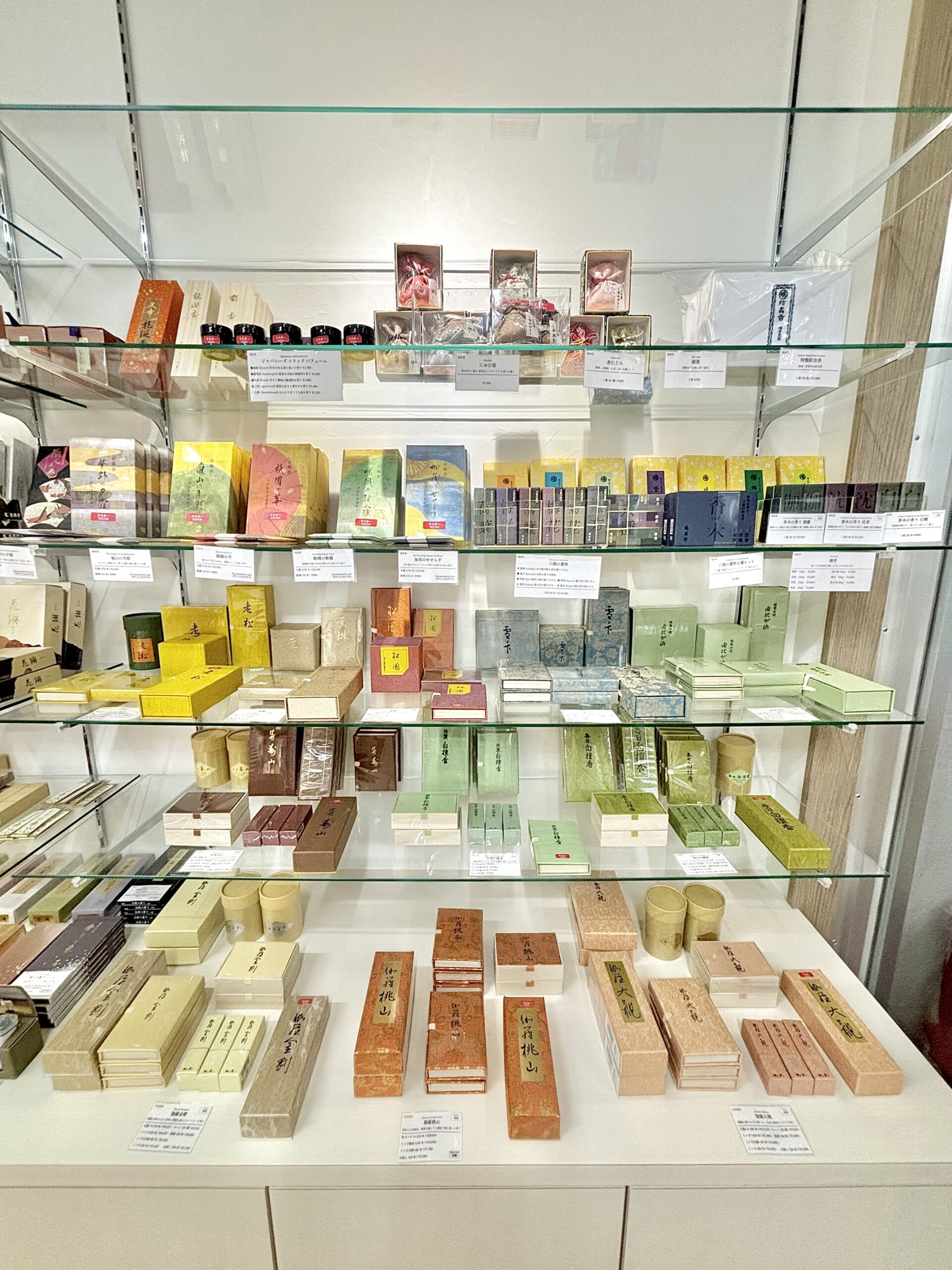 香源　京都烏丸五条店　伽羅　沈香　白檀　店内03