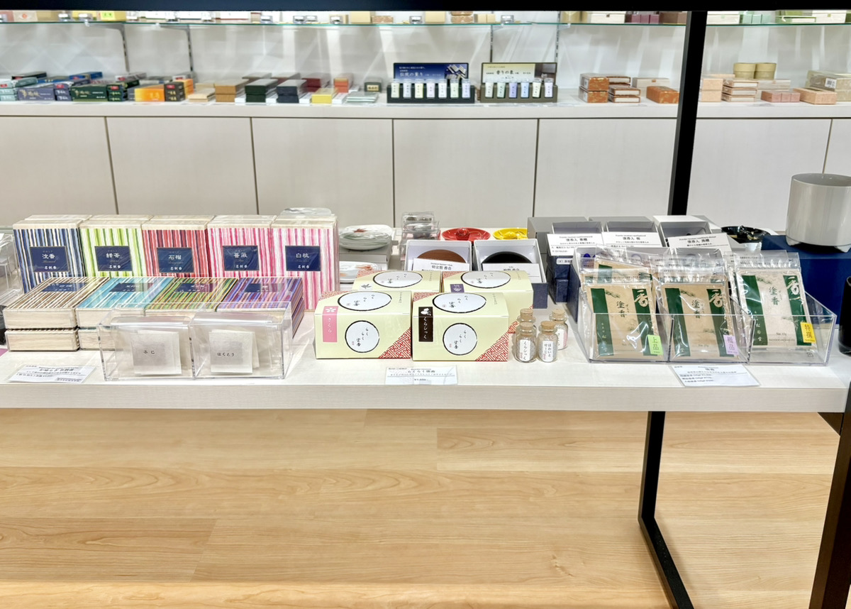 香源　京都烏丸五条店　匂い袋　塗香　香立　店内03