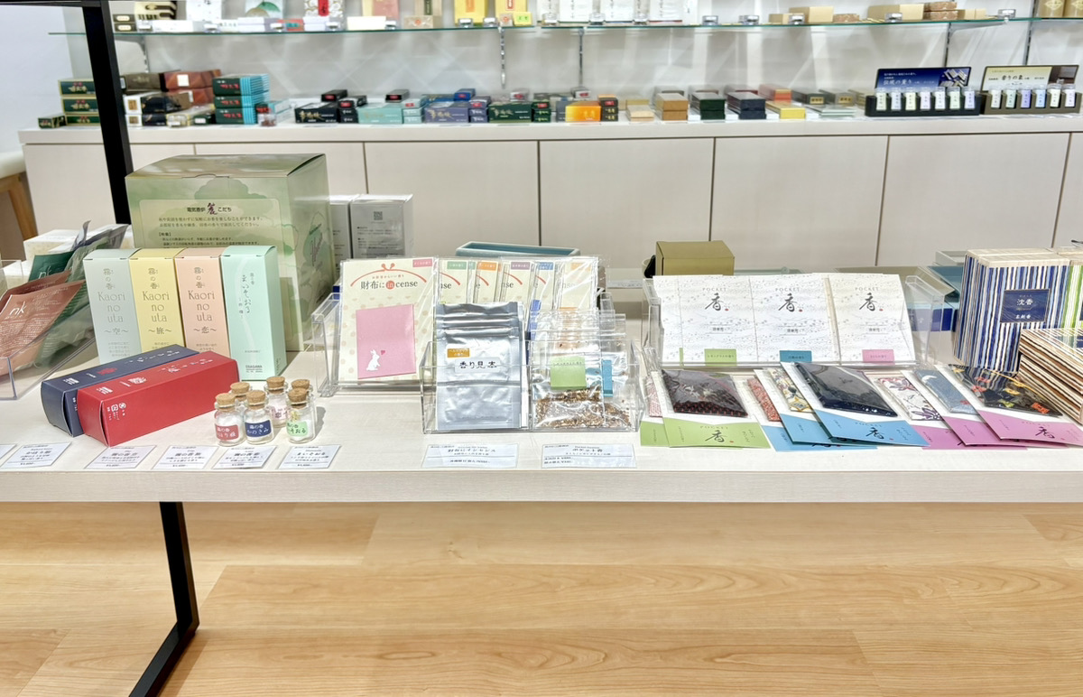 香源　京都烏丸五条店　匂い袋　塗香　香立　店内02