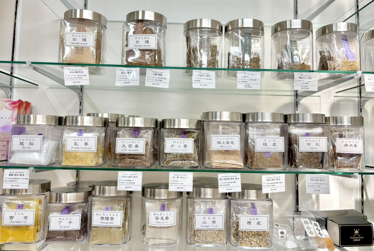 香源　京都烏丸五条店　香原料　店内01